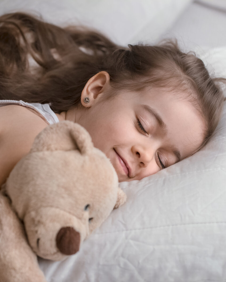 Bijeli šum i srodni zvukovi – pomažu li doista djeci da bolje spavaju?