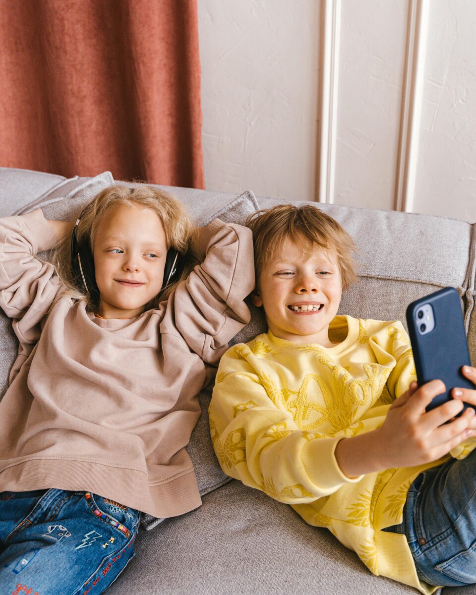 Djeca i ekrani: kako digitalni svijet utječe na dječju pažnju i emocije?