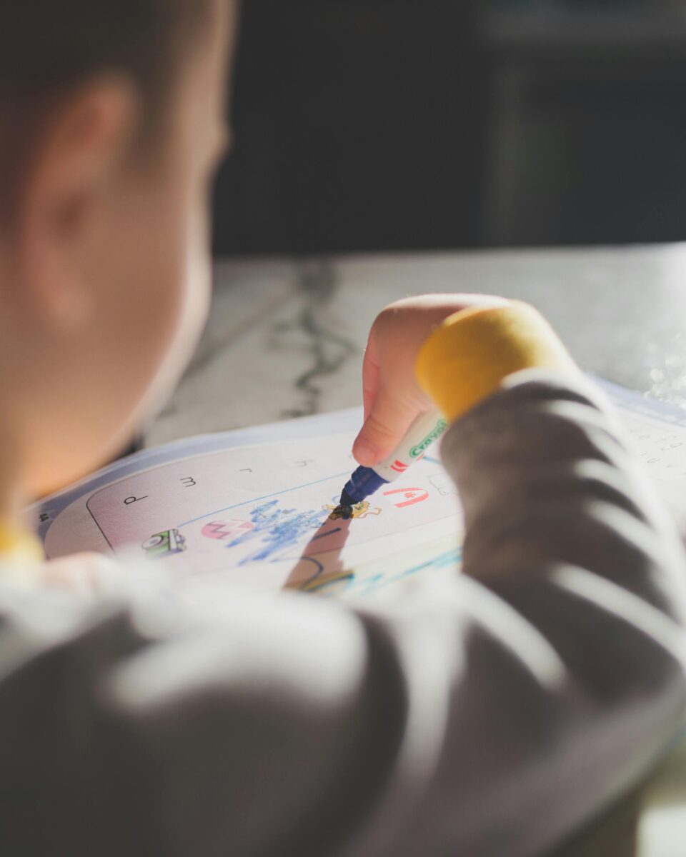 Sputavaju li bojanke dječju kreativnost?