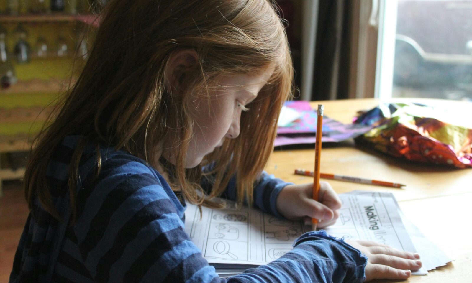 Djevojčica koja piše domaću zadaću