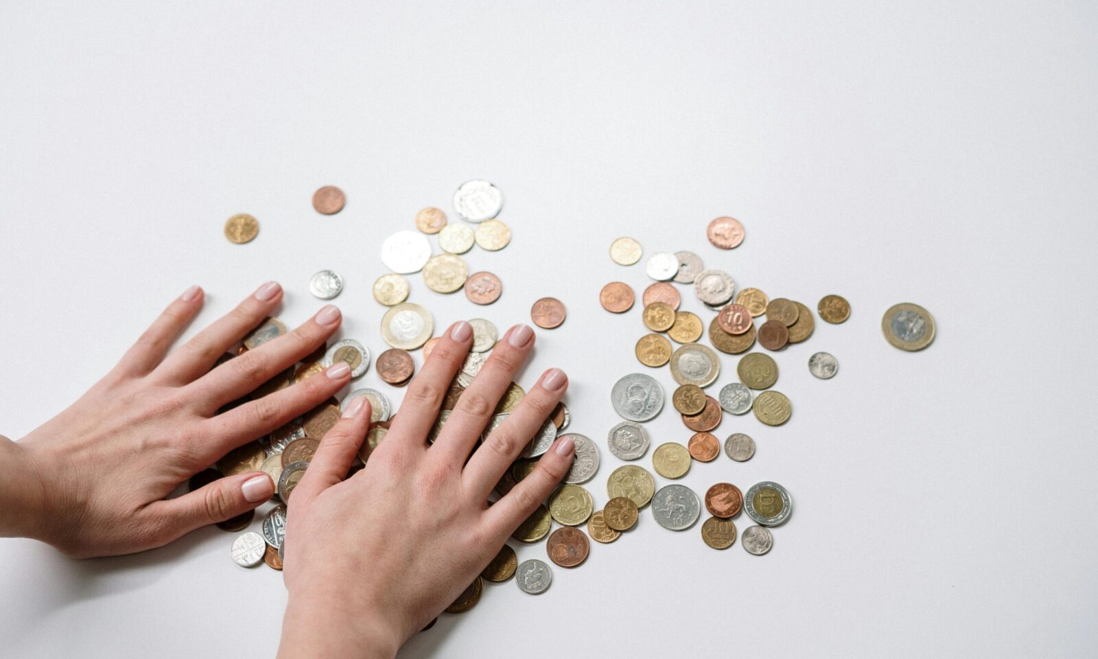 Tinejdžer broji kovanice