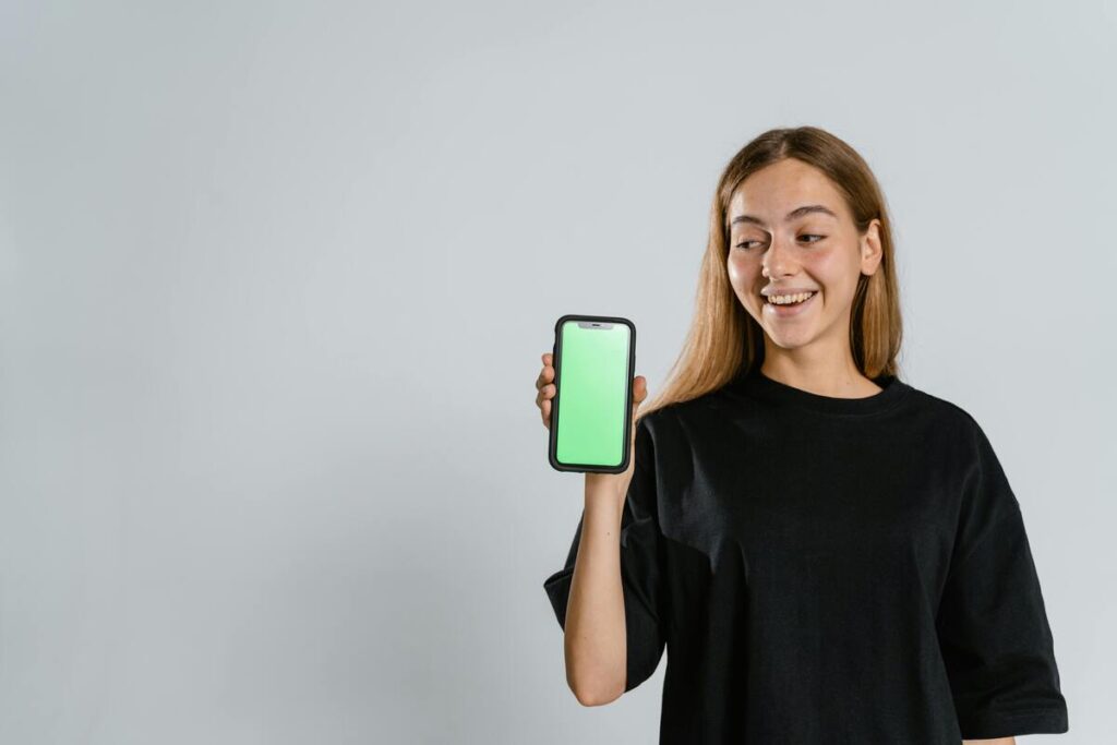 Tinejdžerica drži mobitel