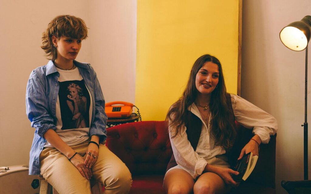 Tinejdžerice sjede na kauču. 