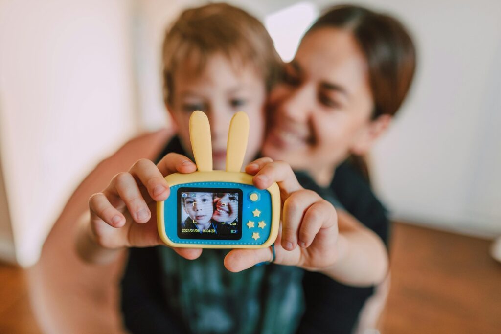 Majka i sin se fotografiraju s gadgetom. 