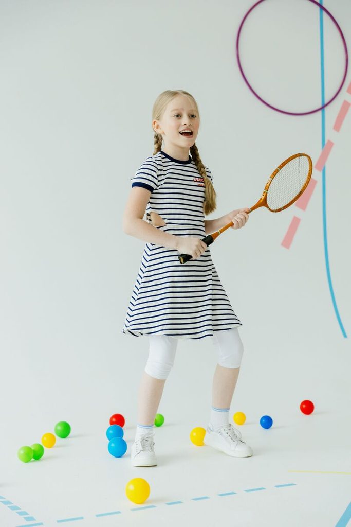 Djevojčica igra badminton