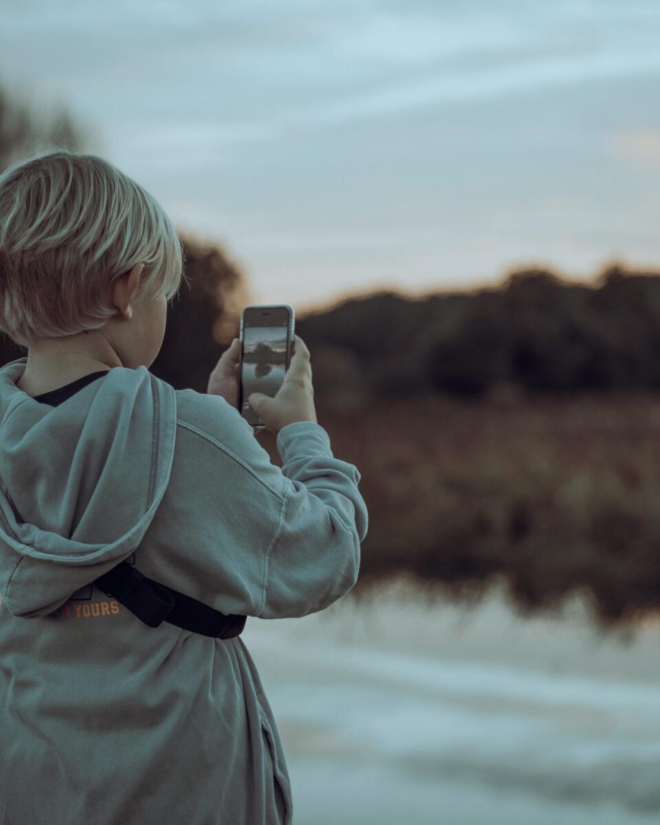 Je li vaše dijete spremno za prvi mobitel – ili je još prerano?