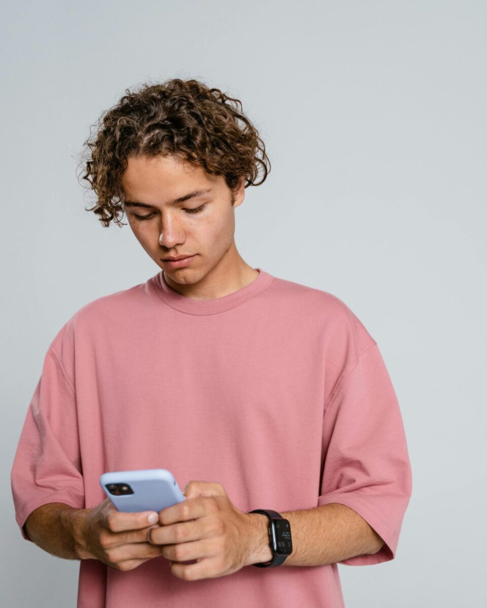 Digitalni uzori: kako influenceri oblikuju vrijednosti nove generacije