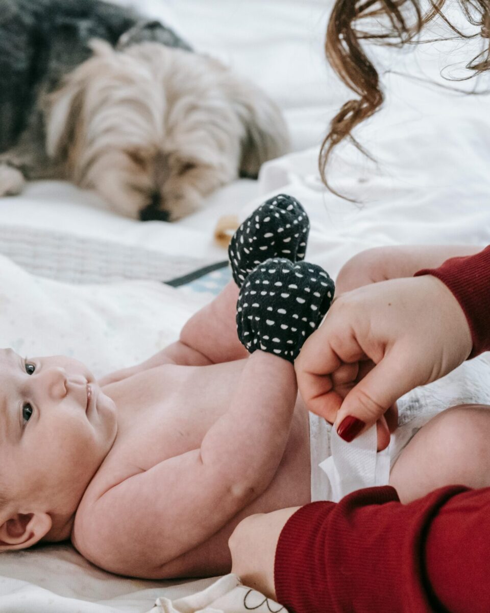 Široko povijanje bebe – može li štetiti?