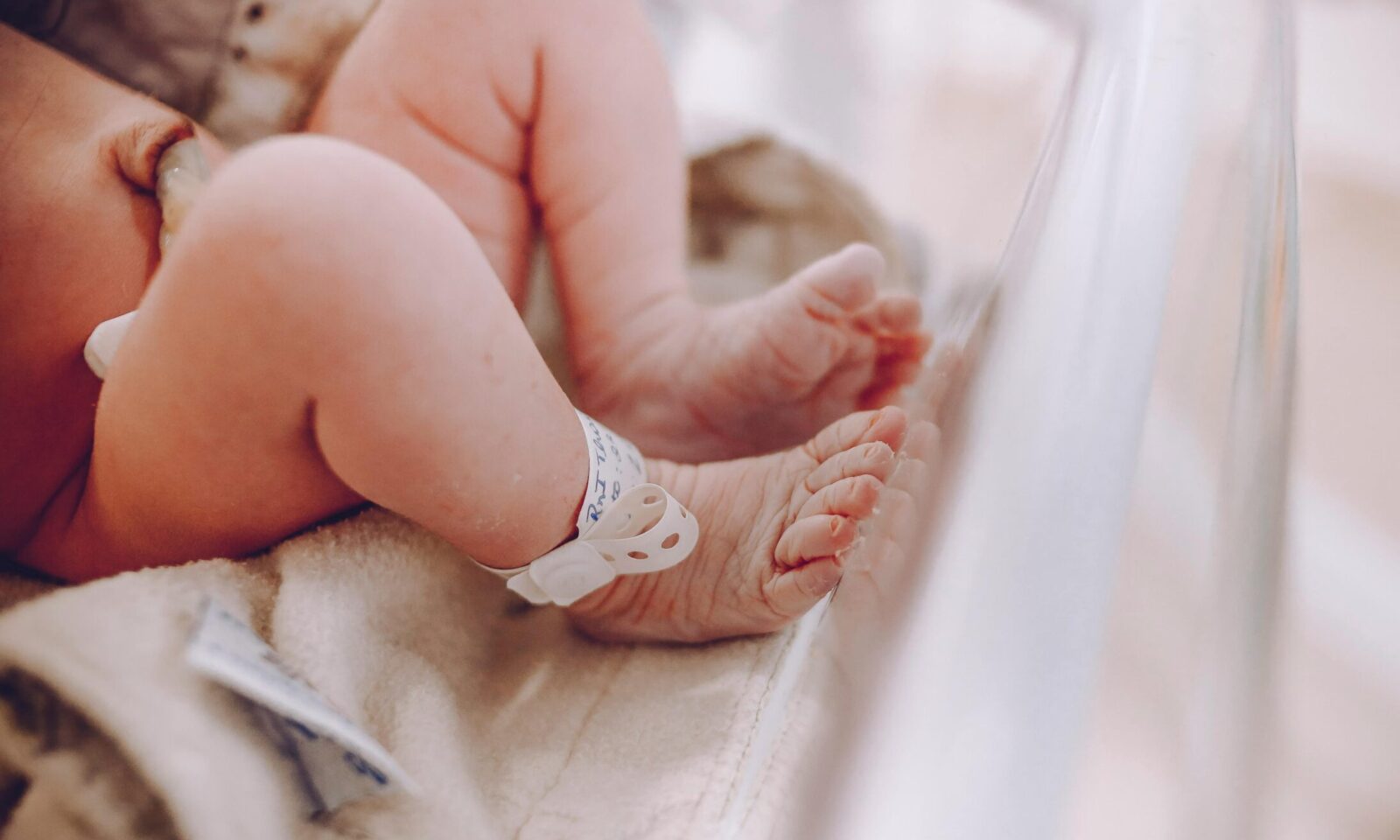 Noge novorođenčeta koje leži