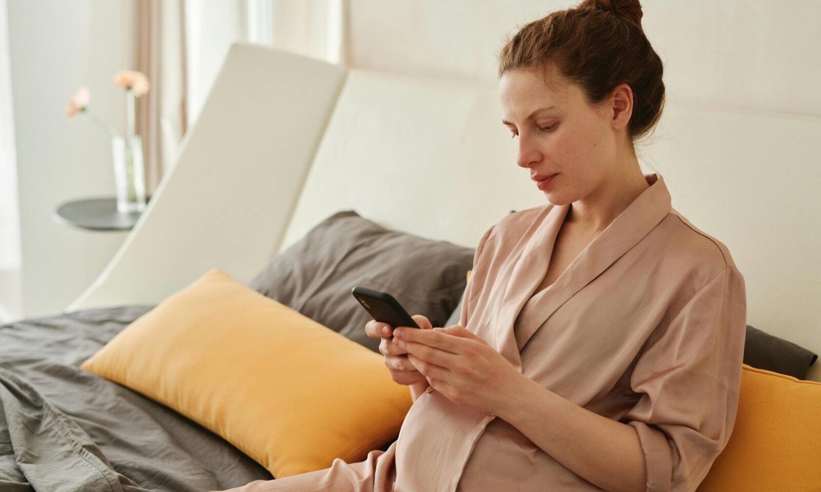 Trudnica na kauču pretražuje internet