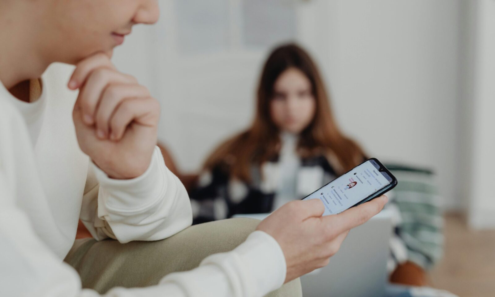 Tinejdžeri gledaju sadržaj na društvenim mrežama