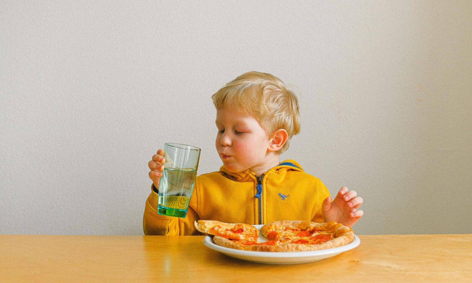 Dječak doručkuje za kuhinjskim sotlom