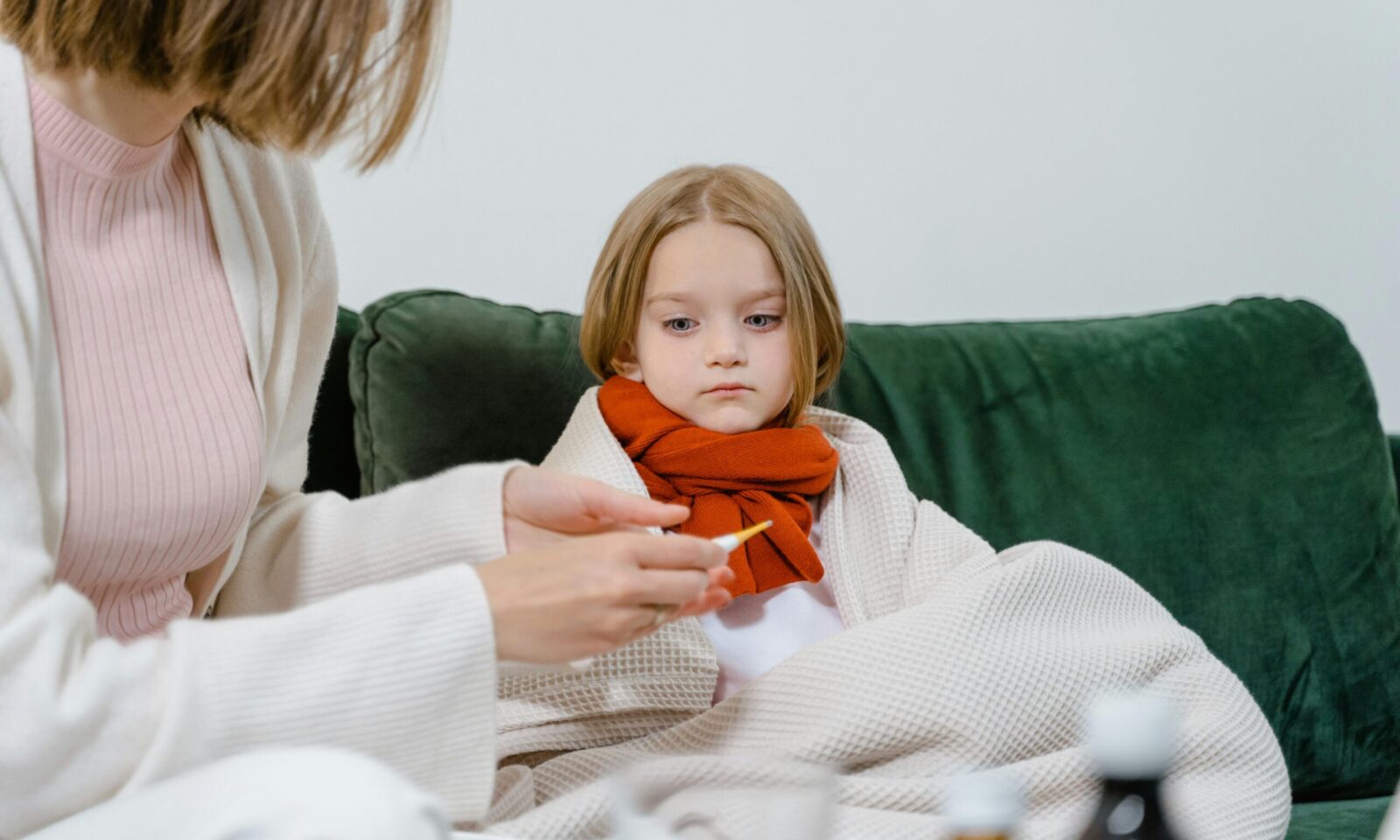 Majka mjeri temperaturu kćeri