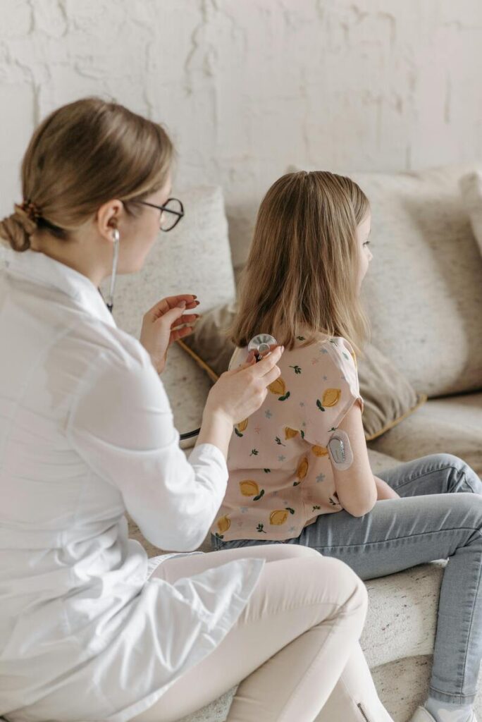 Djevojčica na pregledu kod pedijatrice