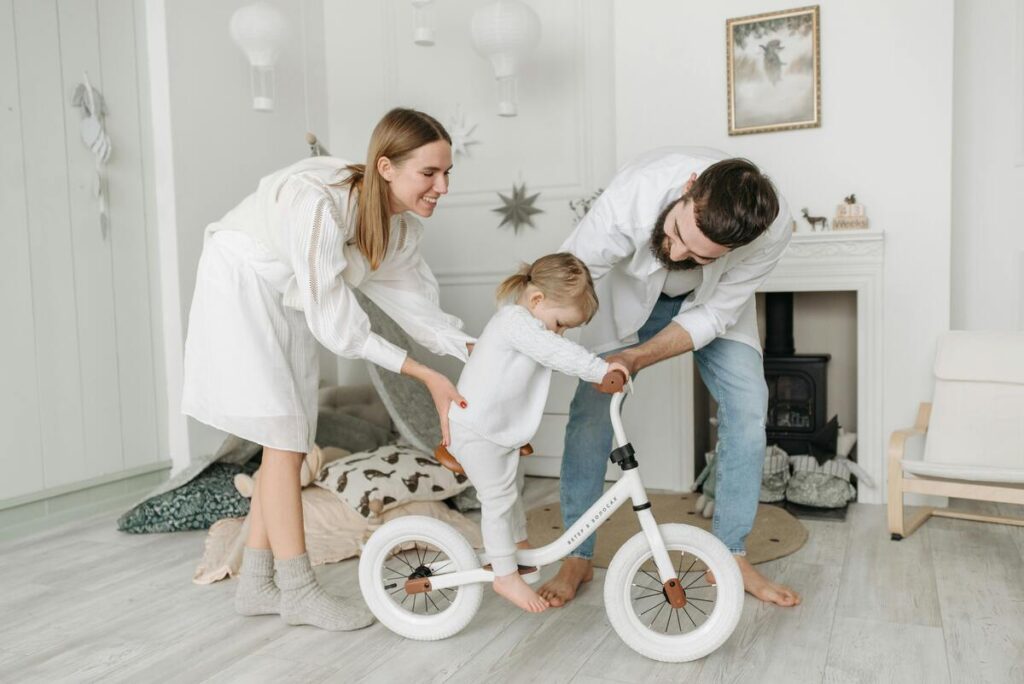 Roditelji uče djevojčicu voziti biciklu