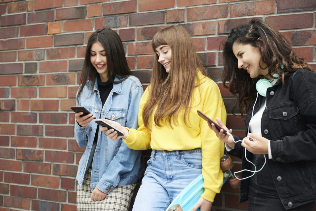 Tinejdžerice gledaju sadržaj na društvenim mrežama