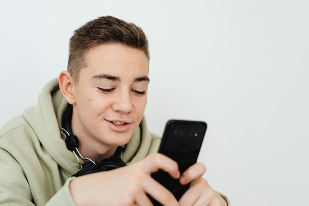 Tinejdžer gleda sadržaj na mobitelu