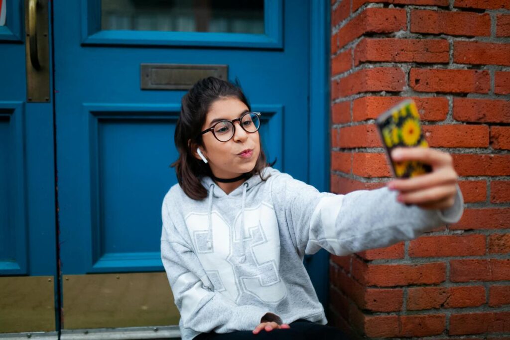 Tinejdžerica se fotografira mobitelom