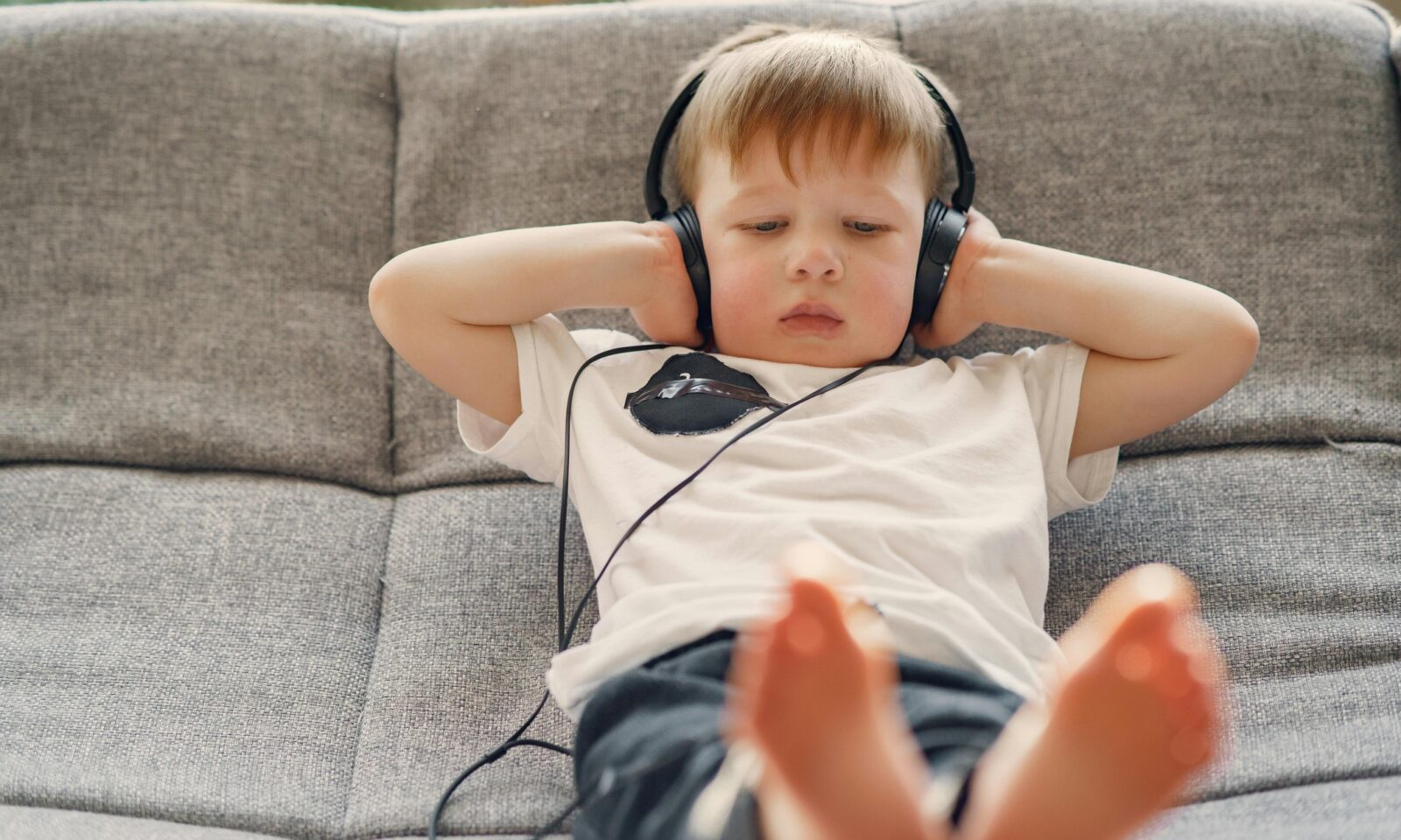 Dječak sluša glazbu na slušalicama