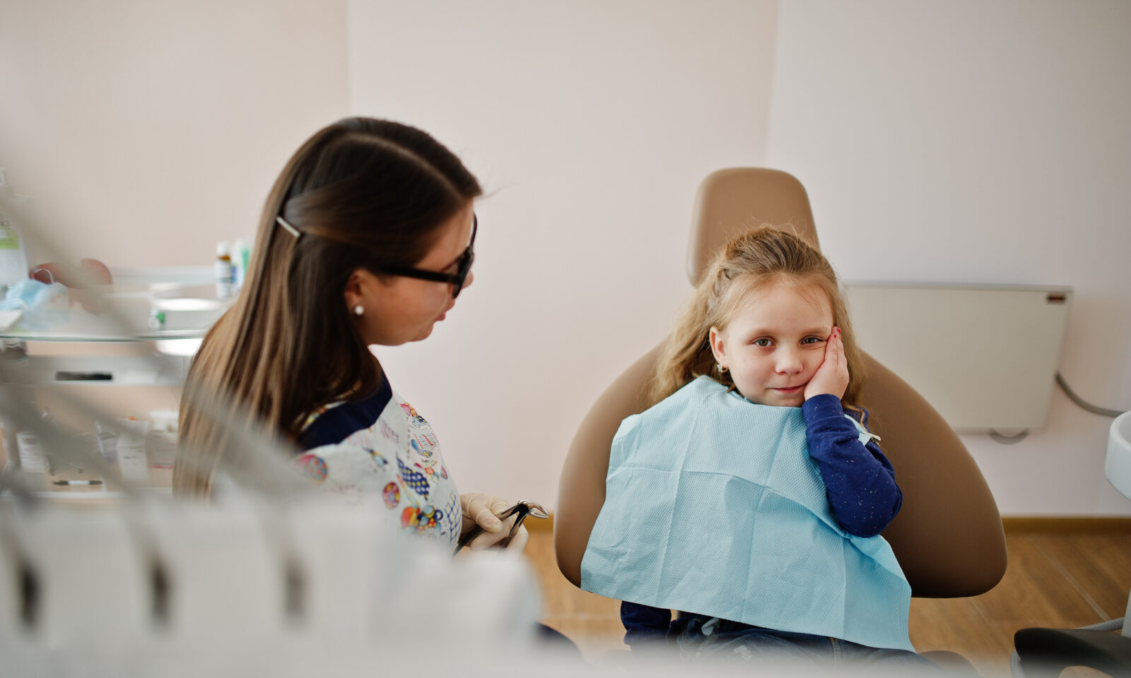 Djevojčica strahuje na pregledu kod stomatologa