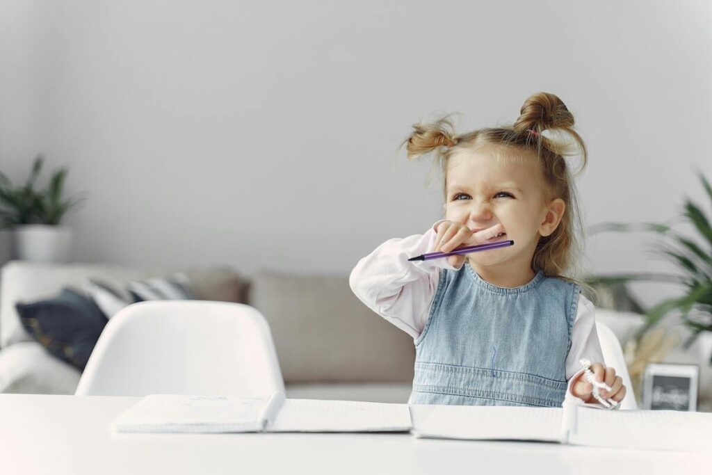 Djevojčicu je nešto omelo u pisanju zadaće za predšolu