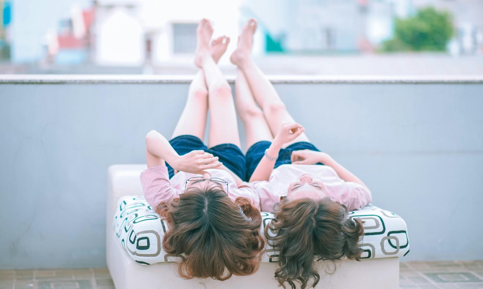 Tinejdžerice leže na fotelji