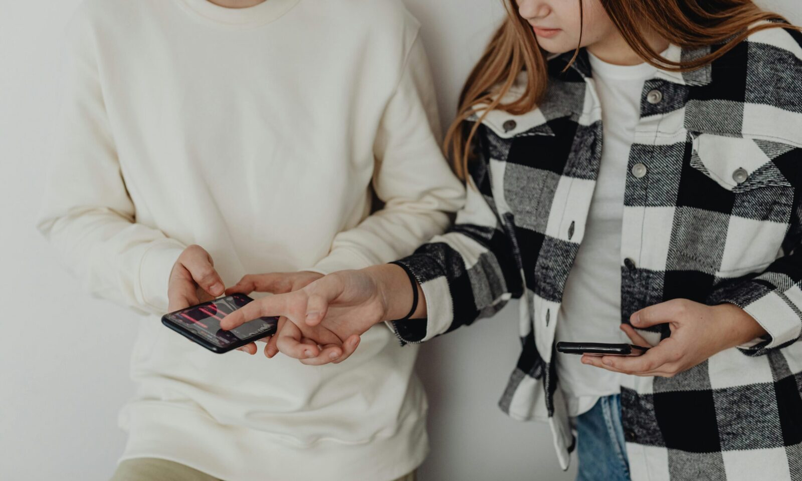 Tinejdžeri gledaju sadržaj na mobitelu