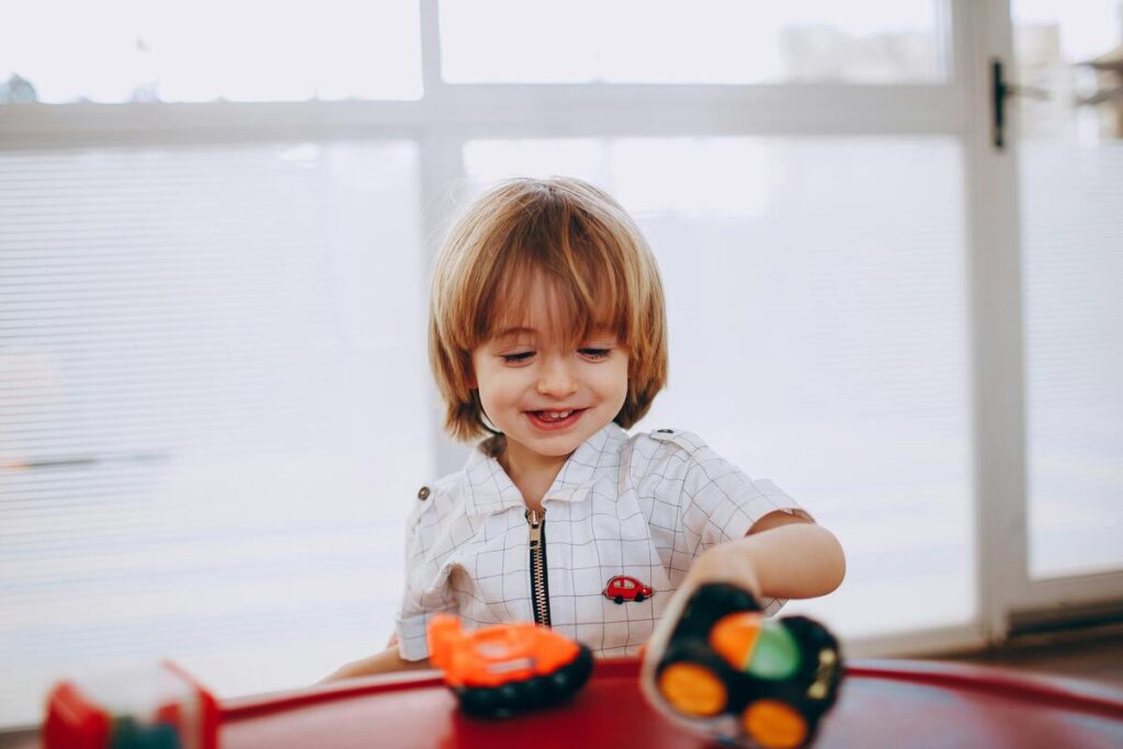 Dječak se igra s igračkama