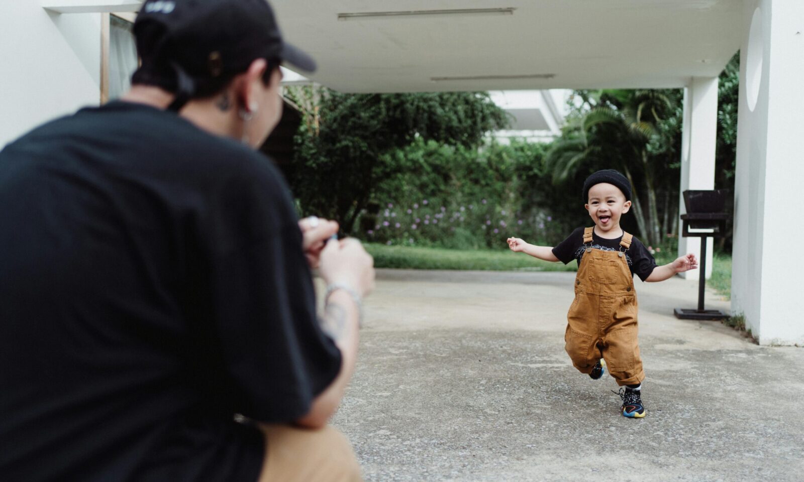 Dječak trči prema ocu