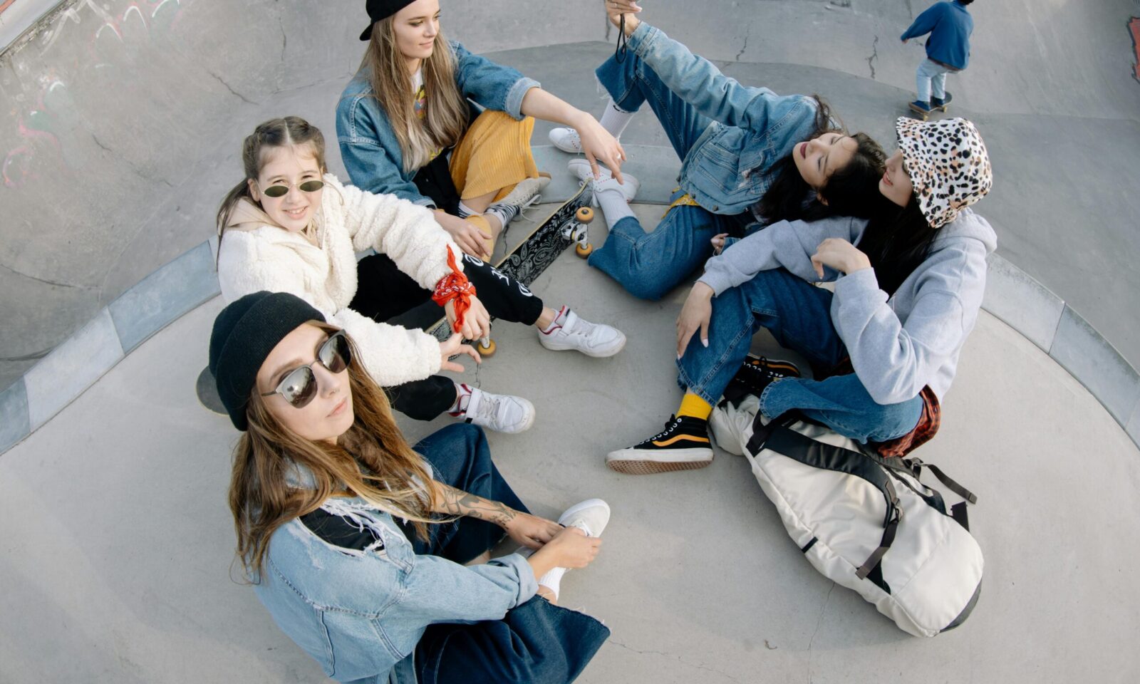 Tinejdžerice se druže