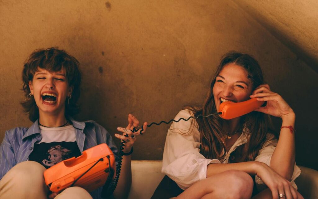 Tinejdžerice se druže na kauču