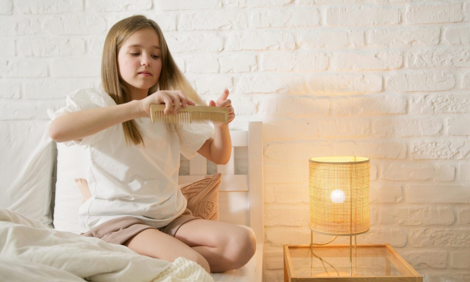 Djevojčica češlja kosu prije škole