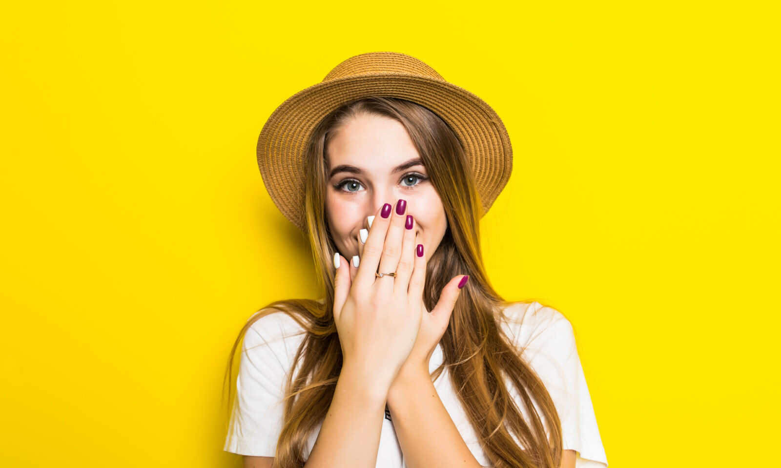 Tinejdžerica s geliranim noktima