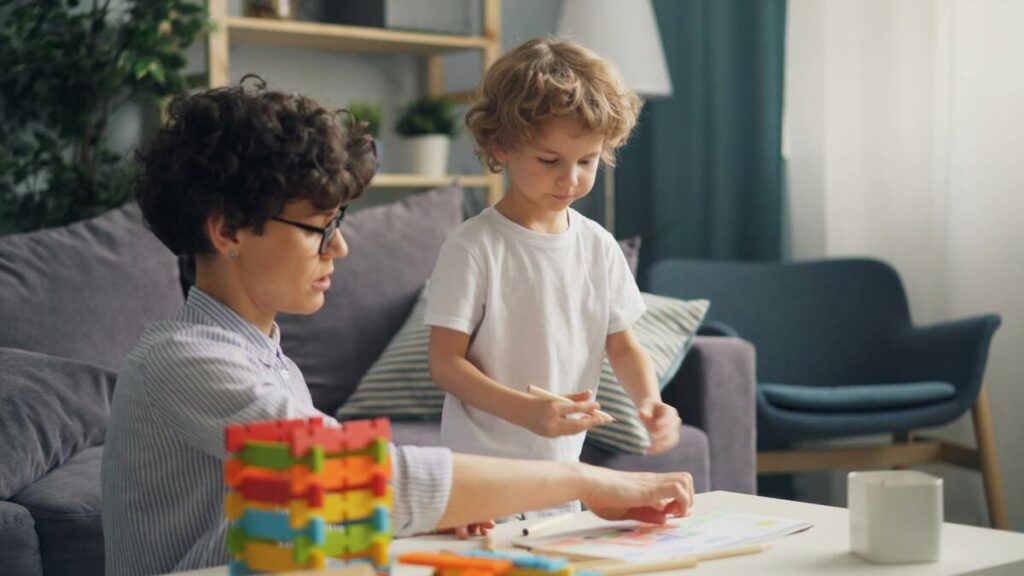 Majka i sin u zajedničkoj aktivnosti