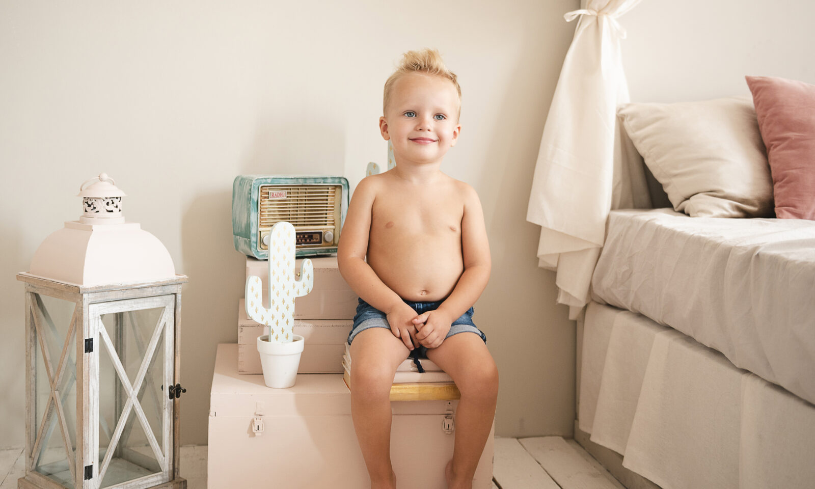 Dječak koji ima problema s mokraćnim sustavom sjedi