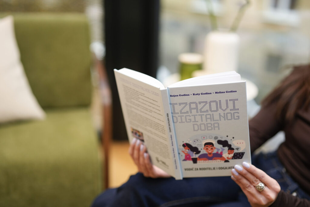 Tinejdžerica čita knjigu Izazovi digitalnog doba
