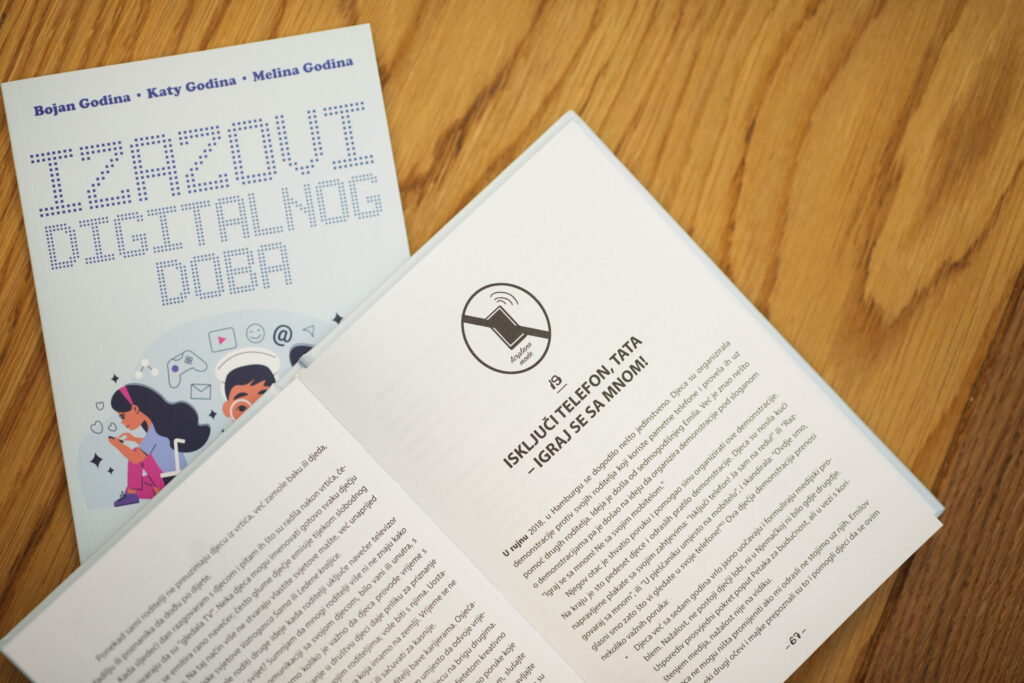 Knjiga Izazovi digitalnog doba na stolu