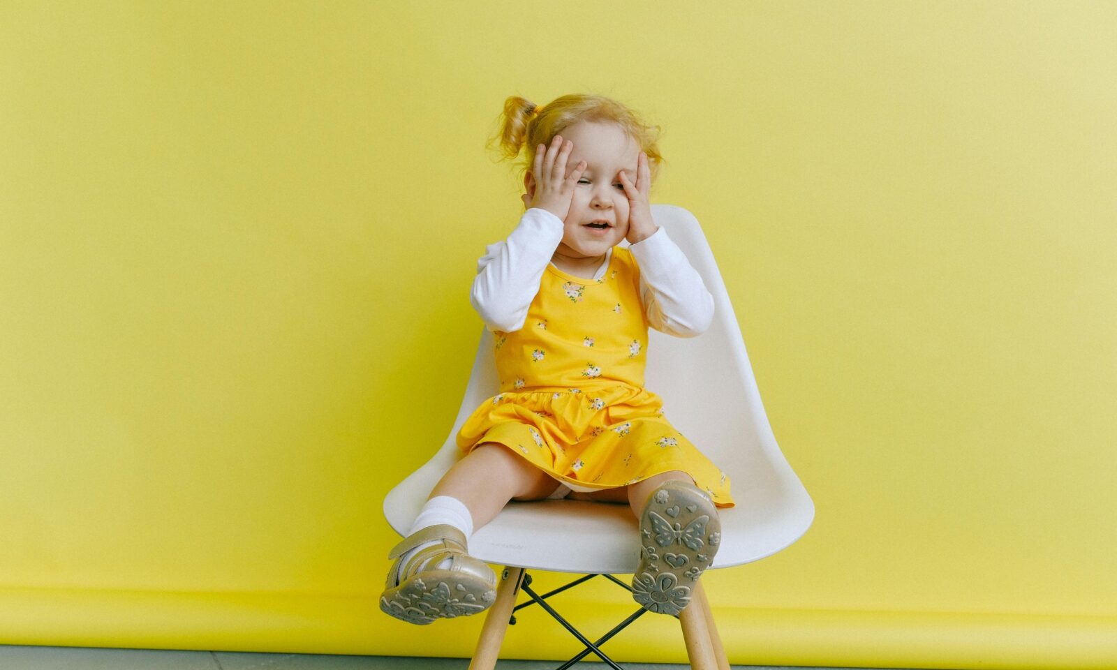 Djevojčica sjedi na stolici