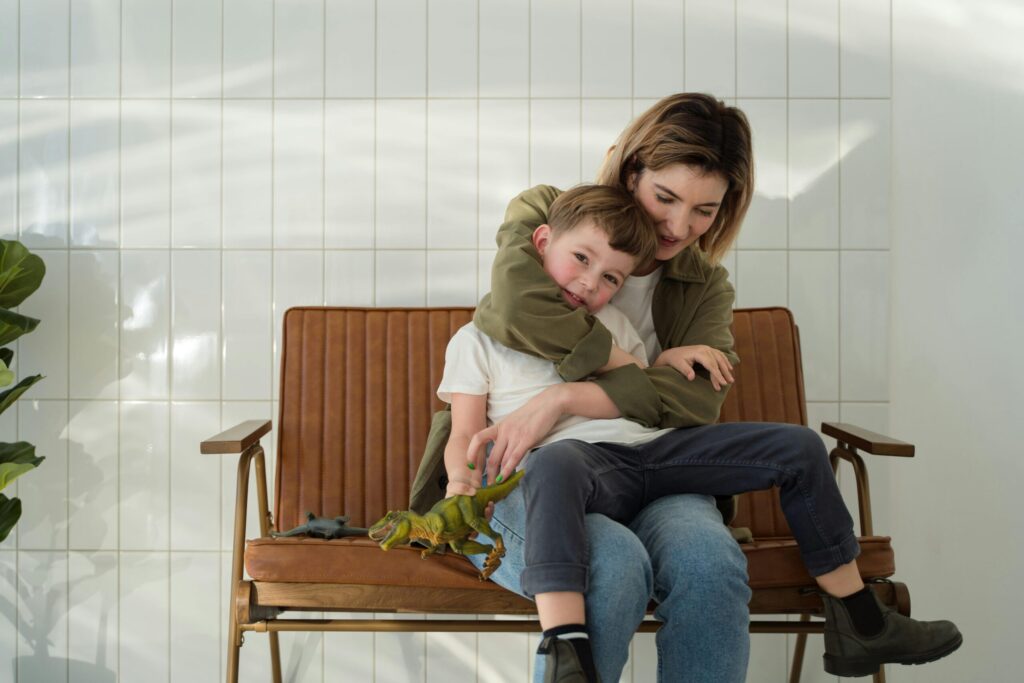 Majka grli sina dok sjede na kauču
