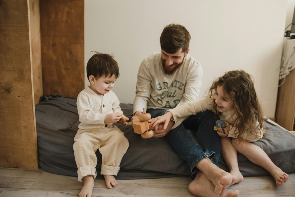 Otac u igri s djecom