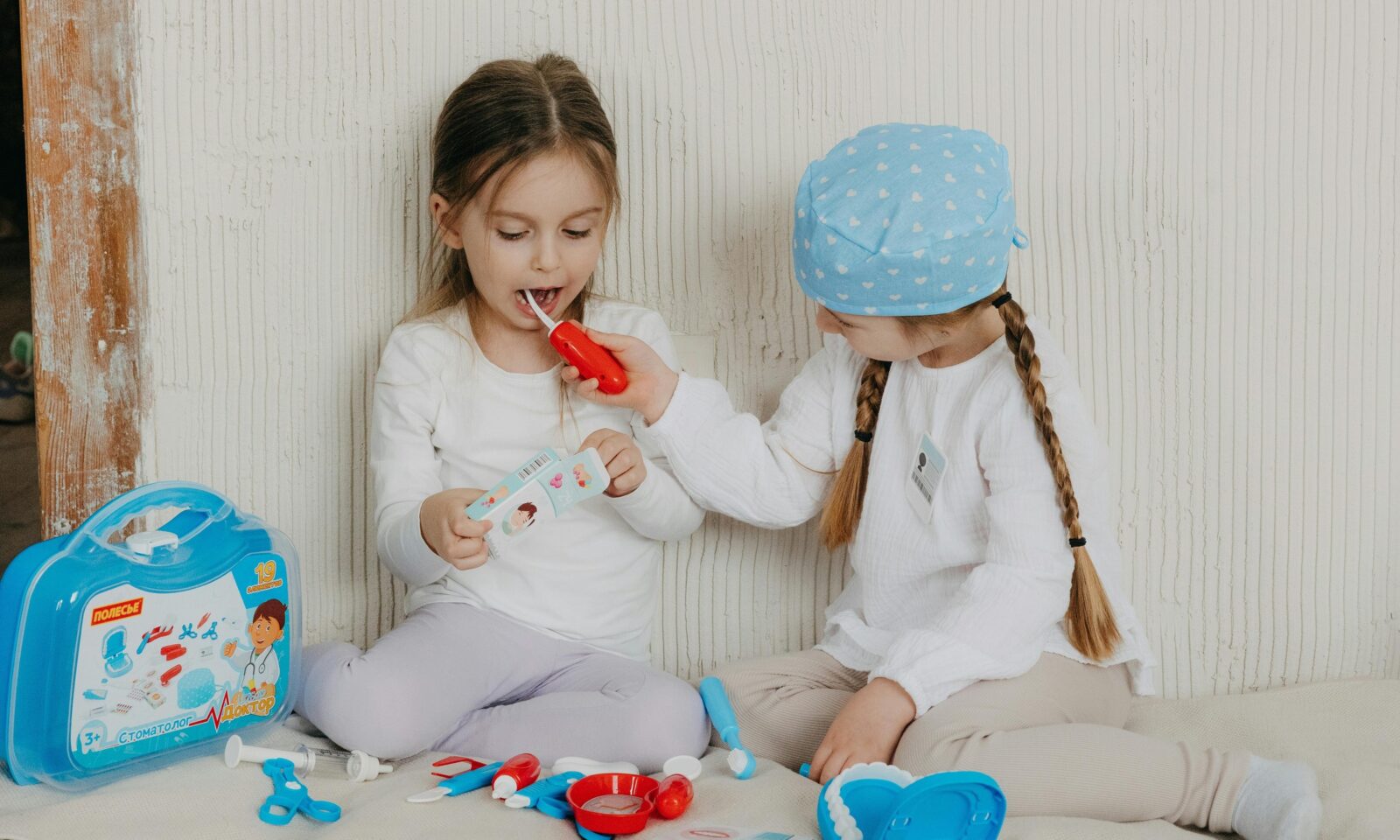 Djevojčice se igraju zubara