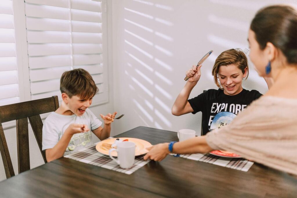 Majka i sinovi zajedno doručkuju