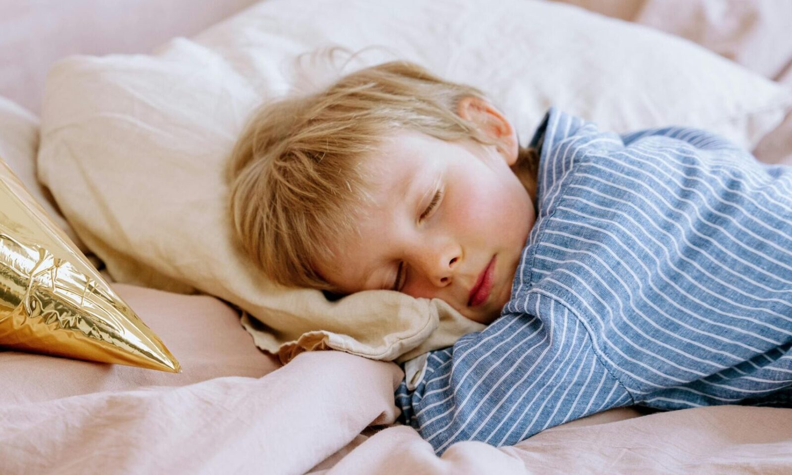 Umorni dječak spava