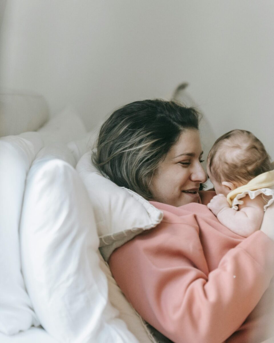 Postporođajna depresija: kako je prepoznati i kada potražiti pomoć?