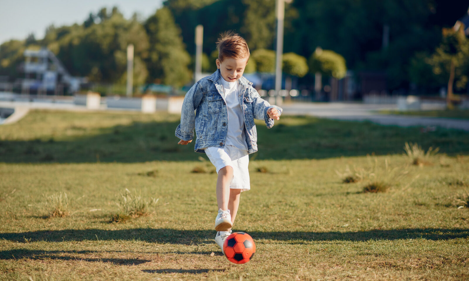 Dječak se igra s loptom