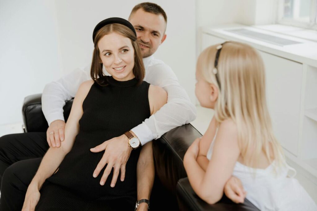 Roditelji s kćeri razgovaraju o dolasku oprinove