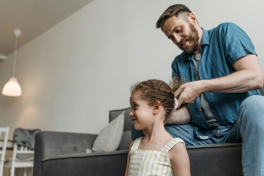 Otac razgovara s kćeri 