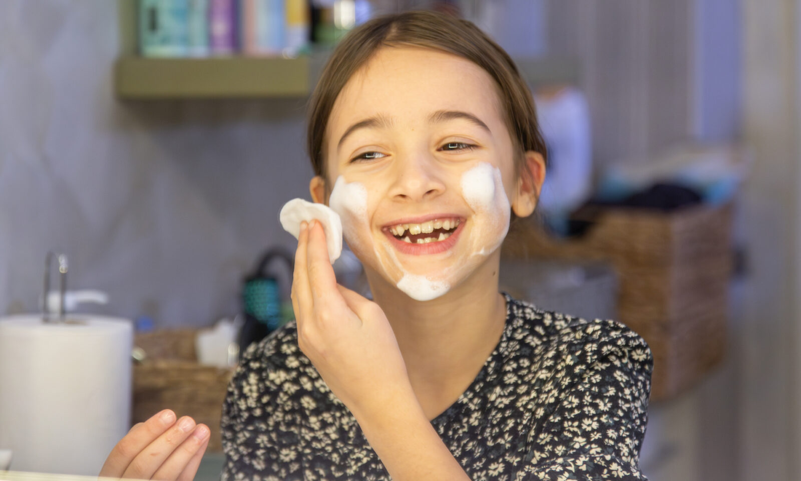 Djevojčica čisti lice