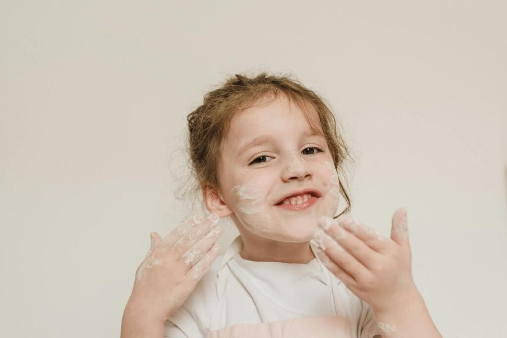 Djevojčica nanosi SPF kremu