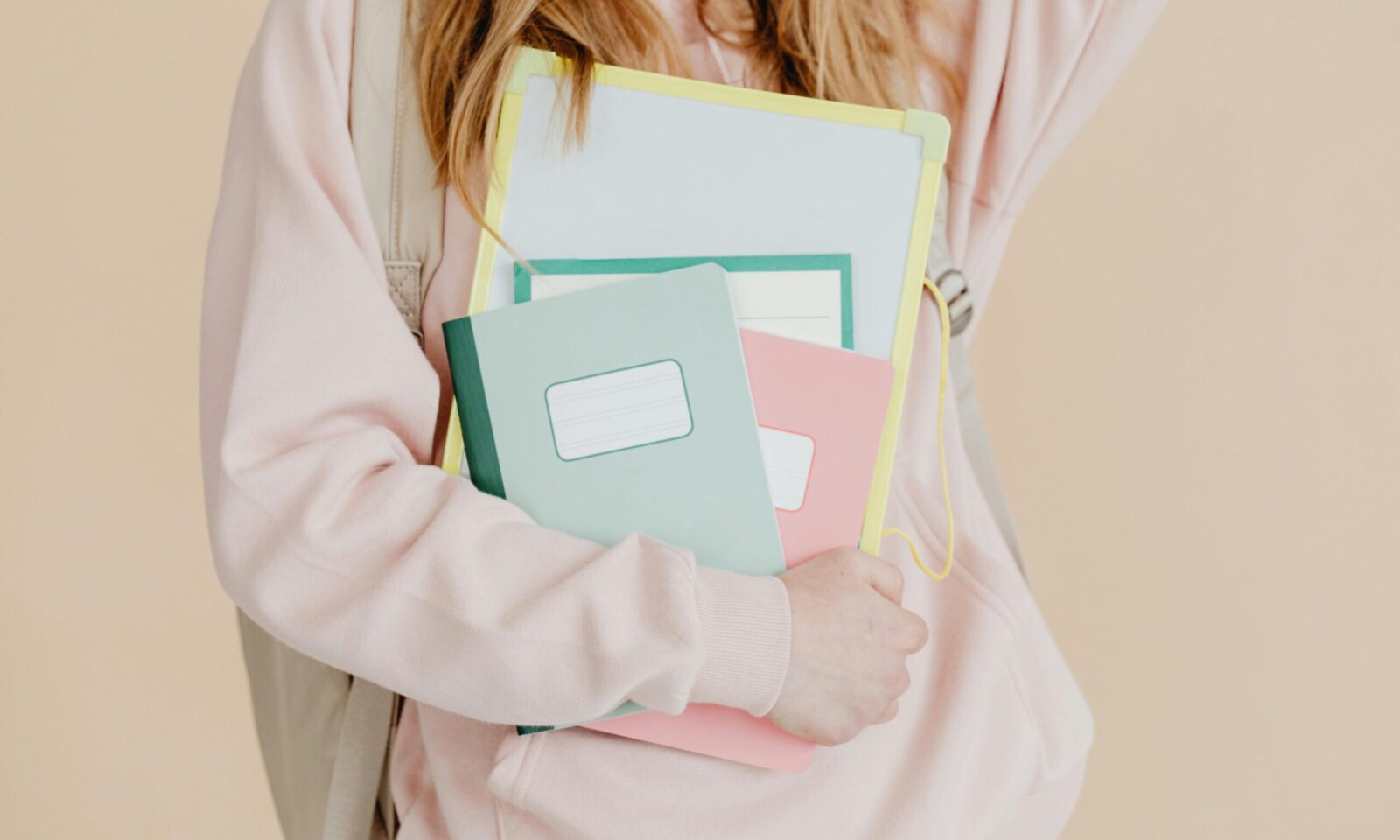 Tinejdžerica sa školskom torbom i bilježnicama